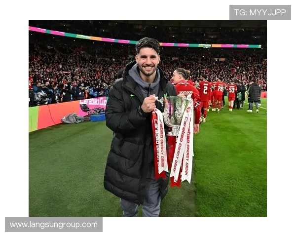 欧洲豪门鏖战再起新秀闪耀赛场掀起争冠热潮引爆足坛新篇章风云起