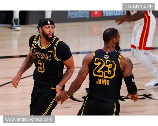 湖人队正式宣布詹姆斯将继续留队 新赛季目标冲击总冠军